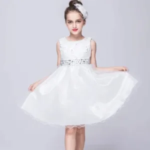 Valge kleit tüdruku seljas